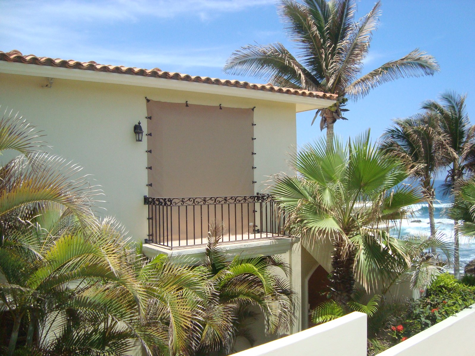 Lonas anticiclónicas vs shutters metálicos: ¿cuál protege mejor realmente?