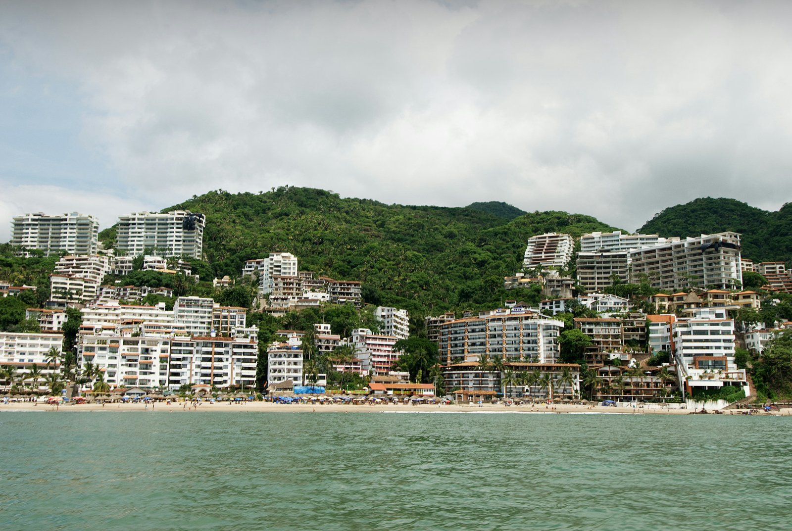 Cortinas Anticiclónicas en Puerto Vallarta: Qué Proteger Primero en la Zona Romántica y Marina Vallarta