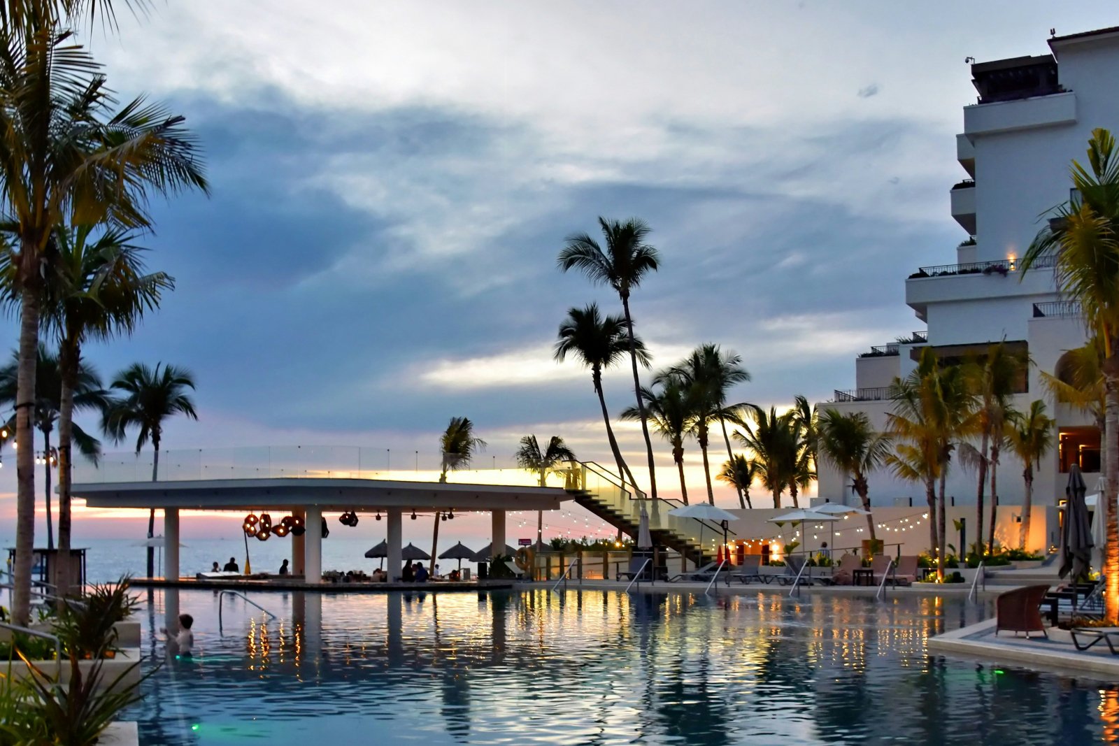 How to Protect Lobbies, Restaurants, and Pool Areas in Riviera Maya Hotels Without Sacrificing the Guest Experience