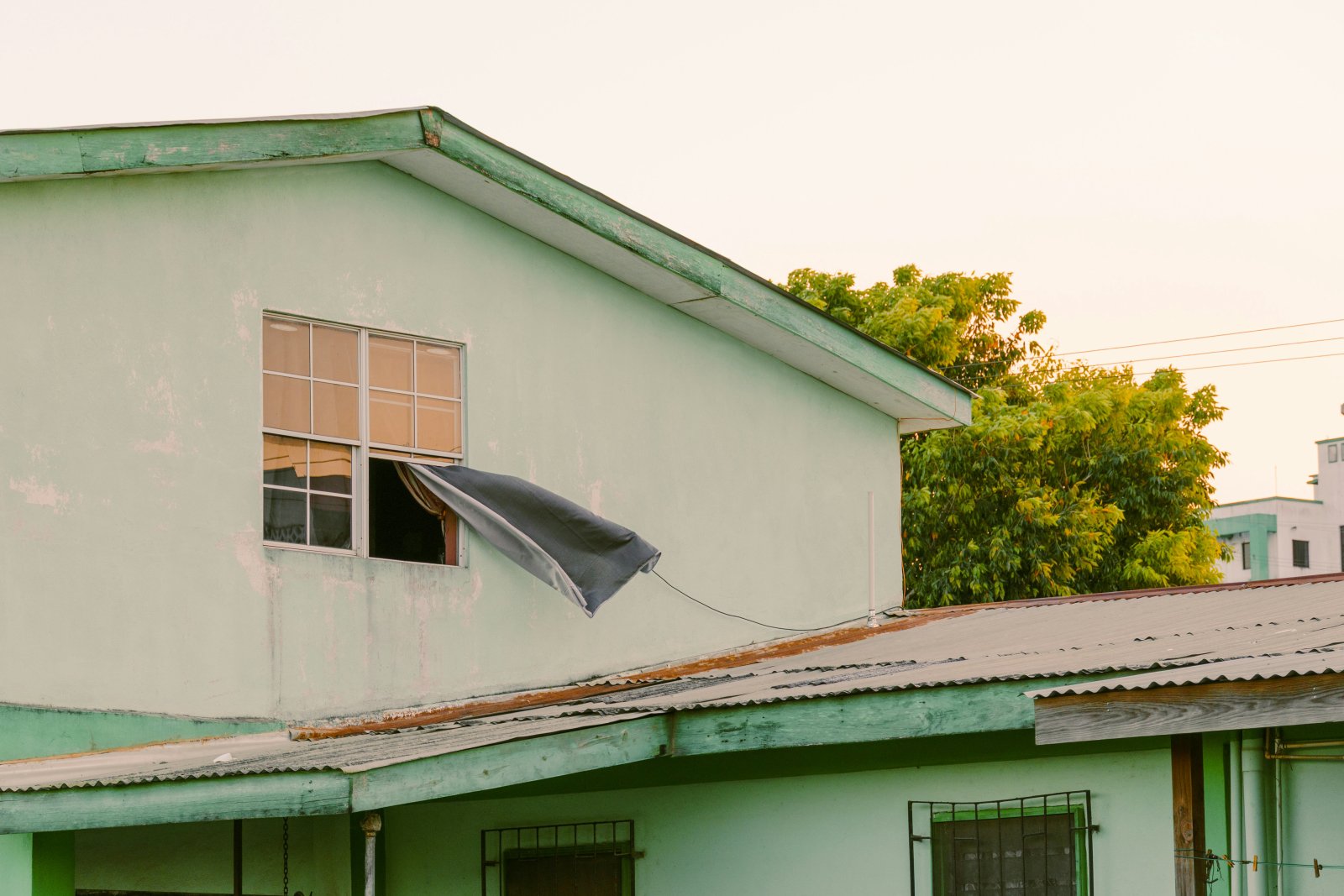 Internal Pressure in Hurricanes: How a Broken Window Can Tear Off Your Roof in Riviera Maya