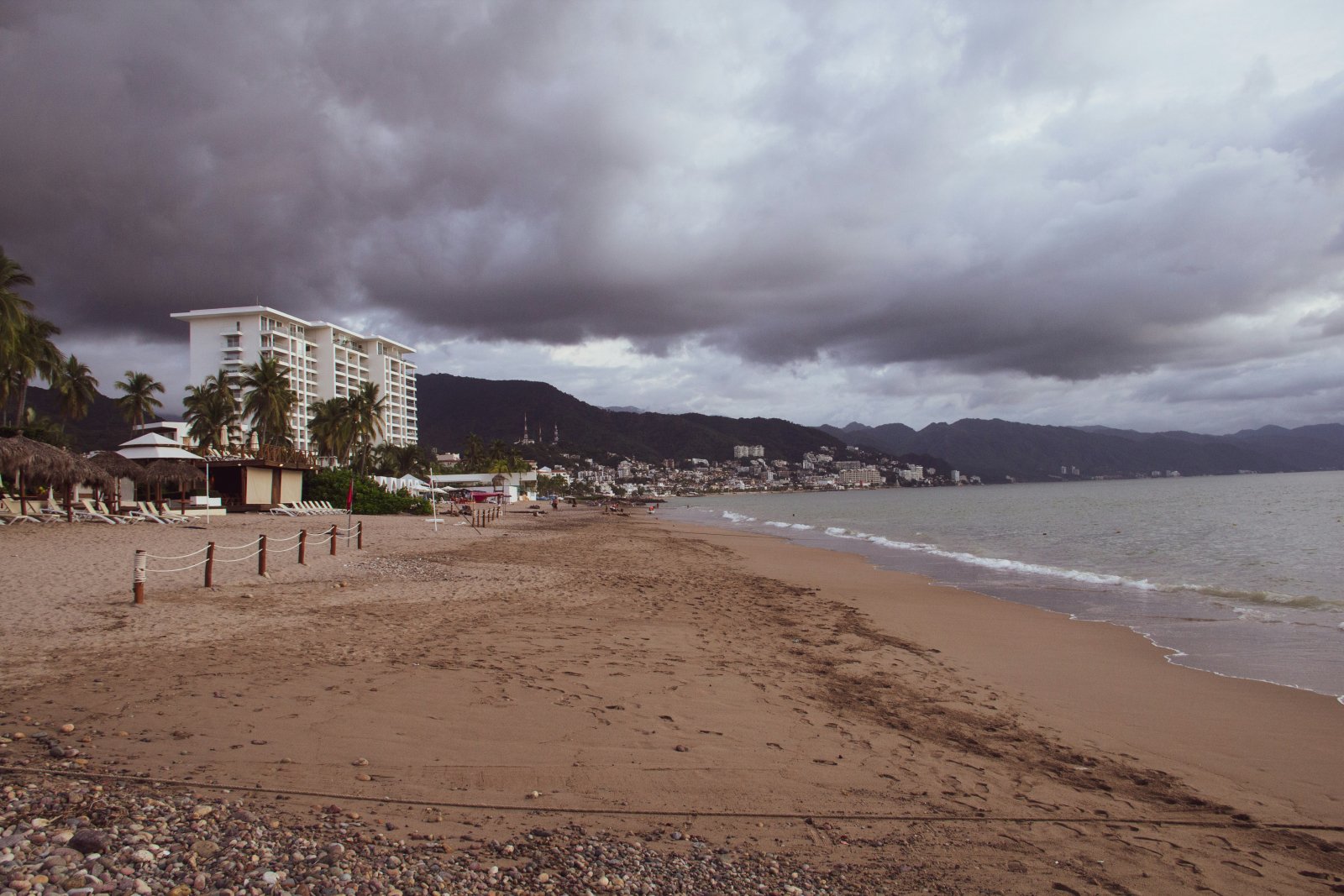 ¿La Bahía de Banderas Protege a Puerto Vallarta de los Huracanes? Lo que Kenna (2002) y Lidia (2023) Demostraron (Guía 2026)