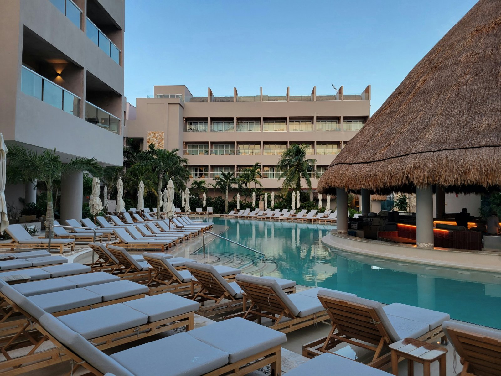 Anti-Hurricane Facade Design in Riviera Maya: Complete Guide for Architects and Developers