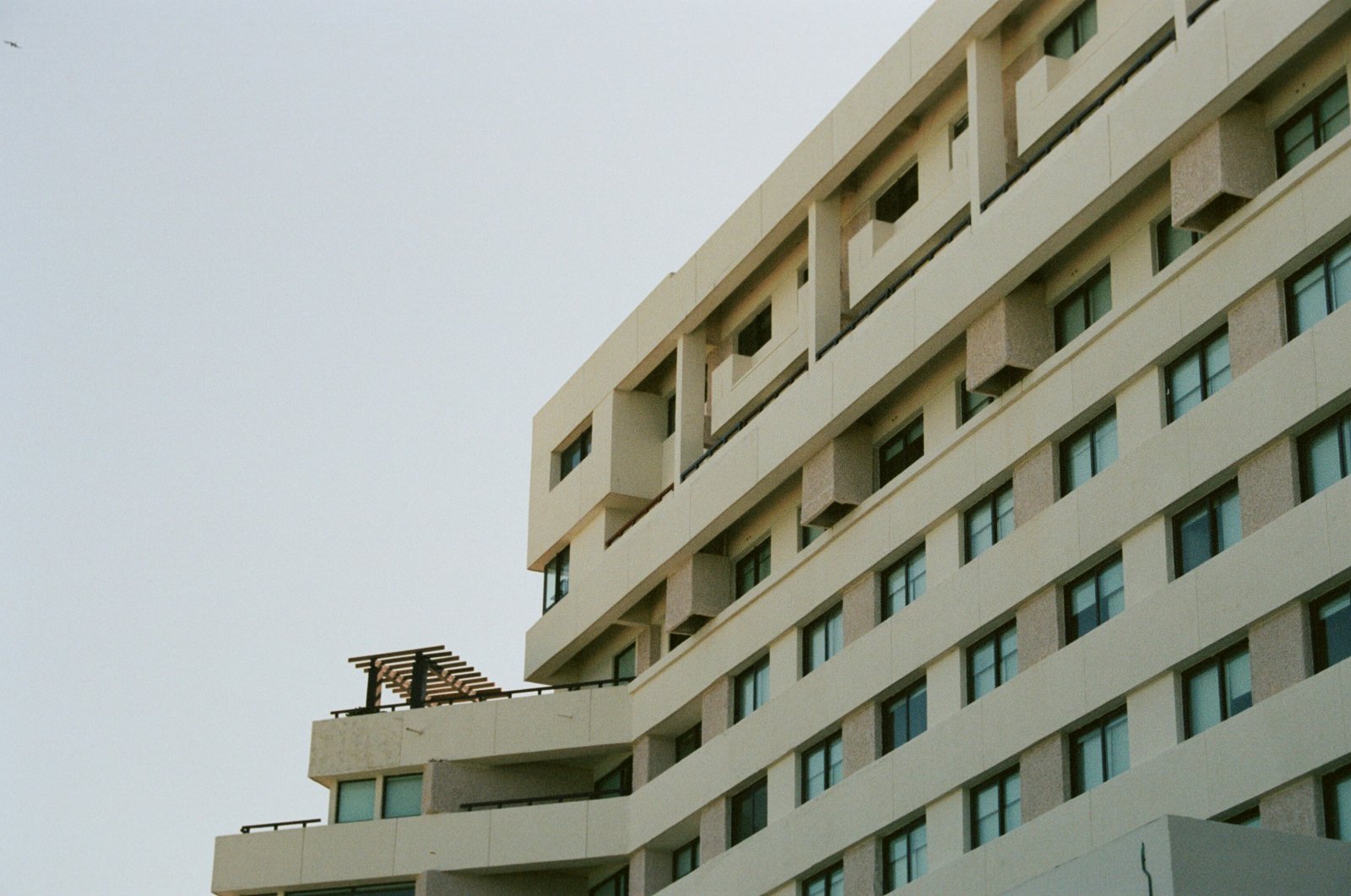 Full Envelope Protection: por qué una sola abertura débil puede poner en riesgo a todo un hotel