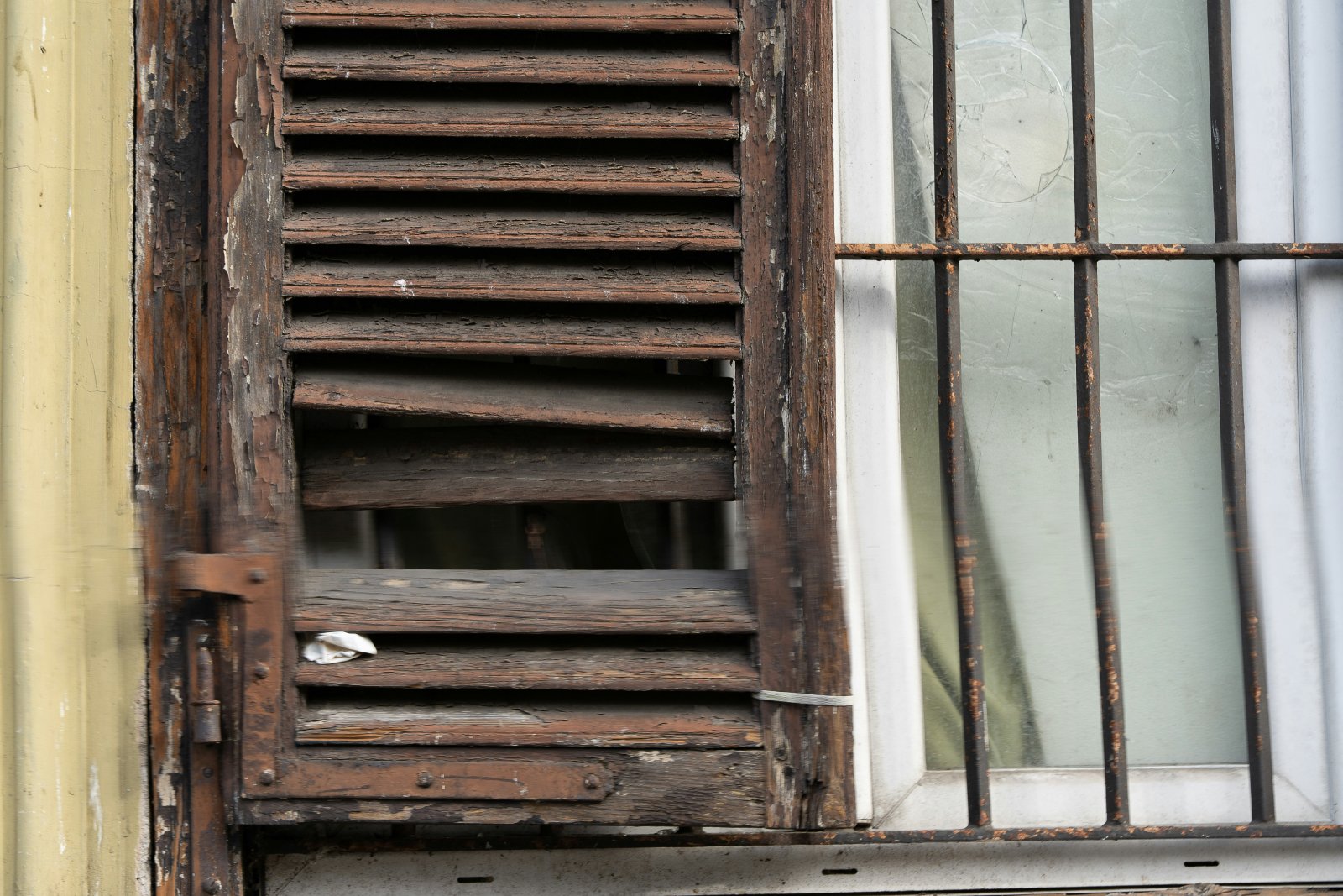 Hurricane Fabric Screens vs Metal Shutters: Which Really Protects Better?