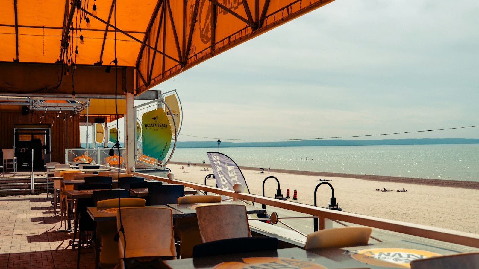 Terraza de un restaurante frente a la playa, expuesta al viento, la lluvia y el oleaje