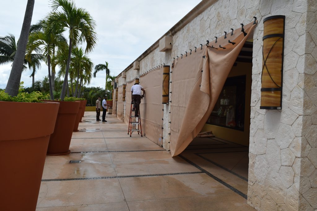 El equipo de mantenimiento de uno de los hoteles más importantes de la Riviera maya preparándose instalando los sistemas anticiclónicos de Hurricane Solution. 