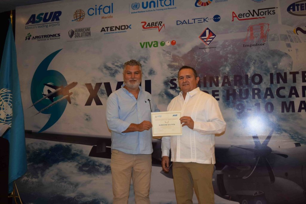 El Ing. Fernando Loría siendo reconocido por su ponencia "inversión e infraestructura contra huracanes" en el XVIII Seminario Internacional de Huracanes 2023 