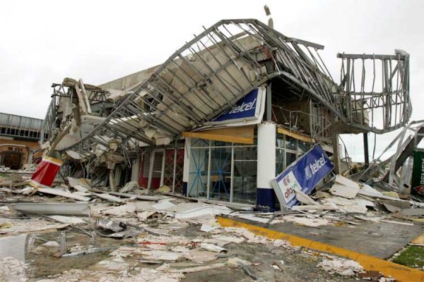A general view of a store after Hurricane Wilma hit Cancun in Mexico's state of Quintana Roo October 23, 2005. Cancun, one of the world's top beach destinations, lay gutted on Sunday after Hurricane Wilma blew out hundreds of hotel windows, tore through boutiques and left the Caribbean resort under water. REUTERS/Daniel Aguilar